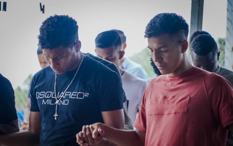 Jugadores del Delfín durante la misa.