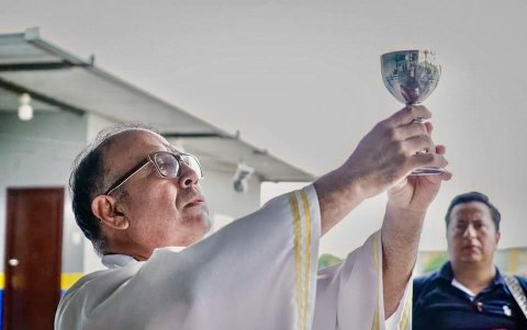 El padre Alberto Benavides, un católico muy apegado a la escuadra cetácea ofició una misa.