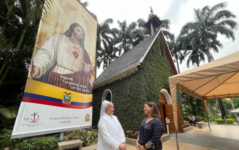 Preparación. La organización alista el acto religioso para el 11 de mayo.