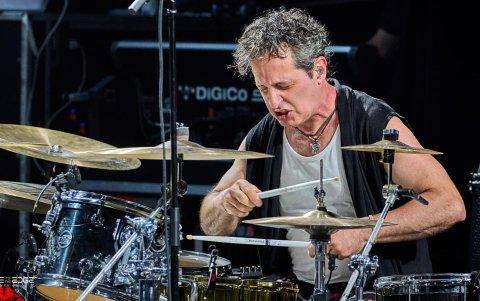 Nick D’Virgilio remplaza a Pat Torpey (1953-2018) en la percusión.