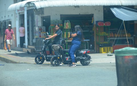Denuncia. Los guayaquileños reportan que estos vehículos llegan a circular por las vías de la urbe a más de 60 kilómetros por hora.