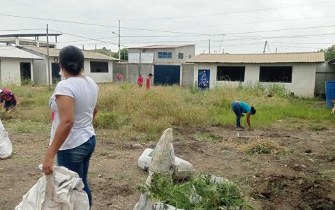 Padres de familia fueron convocados a una minga en un plantel del norte de la ciudad.