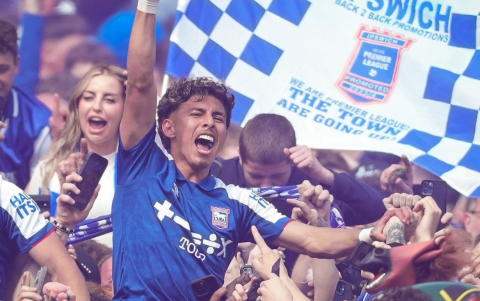 El volante tricolor Jeremy Sarmiento ascendió con su equipo a la Premier League.