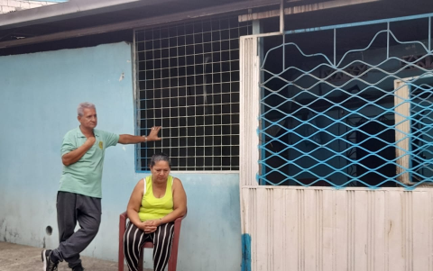 Rocío y su esposo permanecen en el barrio, cerca de la casa que sufrió un incendio la madrugada de este 4 de mayo.