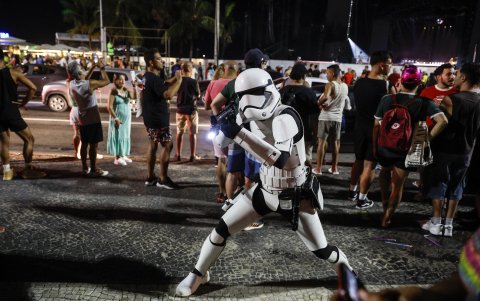 Una persona disfrazada de Stormtrooper, de la saga 'Star Wars', posa en Río de Janeiro (Brasil).