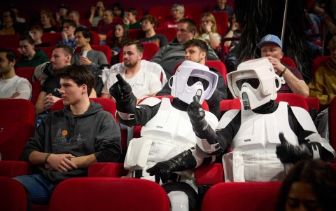 ans de Star Wars vestidos como soldados de asalto en un cine en la Haya, países Bajos, 03 de mayo de 2024. Se celebrará un maratón de 24 horas en varios cines con las nueve partes oficiales de la serie Guerra de las Galaxias.
