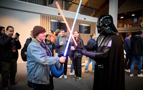 Los fans de Star Wars juegan con sables de luz en un cine en la Haya, países Bajos