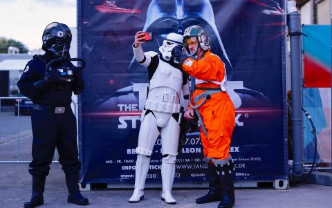 actores aficionados disfrazados posan para un selfie durante la proyección de prensa de la exposición 'The Fans Strike Back' en Berlín, Alemania,