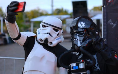 Actores aficionados disfrazados posan para un selfie durante la proyección de prensa