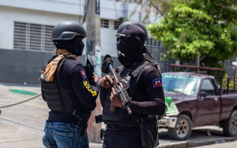 Efectivos de la Policía Nacional Haitiana durante operativos.