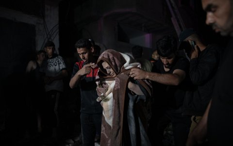 Una mujer es rescatada de los escombros de un edificio derruido tras un bombardeo israelí en Gaza.