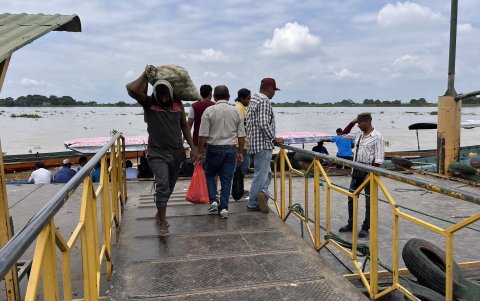 El muelle del malecón de Samborondón no está en buen estado. La ciudadanía solicita transformarlo para, desde ahí, desarrollar una serie de actividades en el río.
