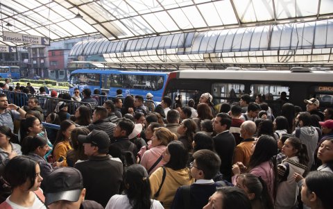 Desorden. En la estación del Playón de La Marín, en Quito, pese a que existen vallas, los usuarios se amontonan y el poco personal de control no abastece para evitar las aglomeraciones.