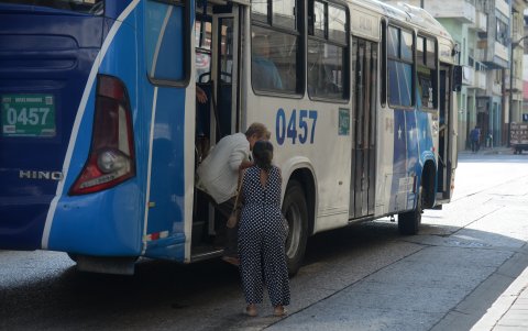 Transporte. Los adultos mayores no reciben un trato preferencial.