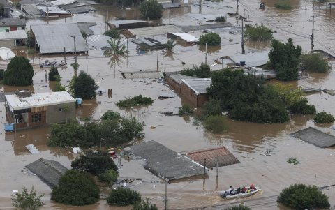 Fotografía aérea desde un helicóptero este sábado durante una operación del ejército brasileño junto con los bomberos para rescatar a personas atrapadas en sus viviendas.