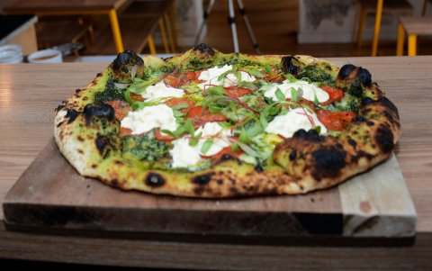 Pizza de pesto jalapeño