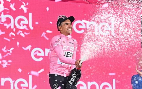 El ciclista ecuatoriano Jhonatan Narváez con la maglia rosa en el Giro de Italia.