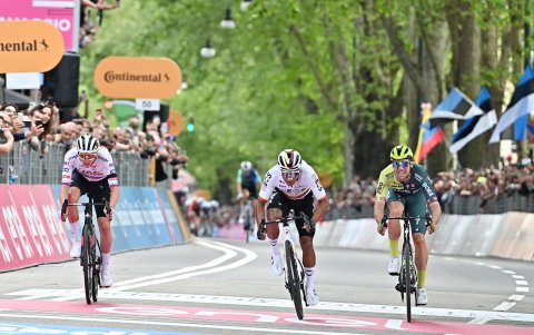 Jhonatan Narváez (c) se impuso en una cerrada lucha ante Tadej Pogacar (i).