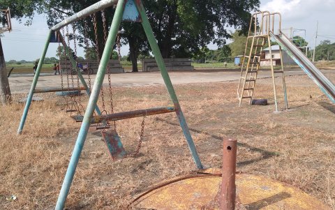 La escuela José Daniel Carlos, del recinto Boca de las Piñas tiene todos sus juegos dañados.