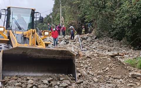 Volquetas y retroexcavadoras trabajan en las zonas afectadas para tratar de retirar el material de la vía.