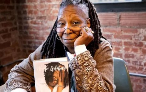 Whoopi Goldberg posando con su libro.