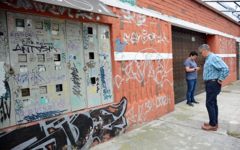 Paredes son rayadas y utilizadas como urinarios.