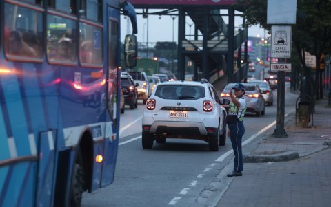 Control. Agentes de tránsito se han colocado cerca de la estación, con el fin de direccionar a los conductores y descongestionar la vía.