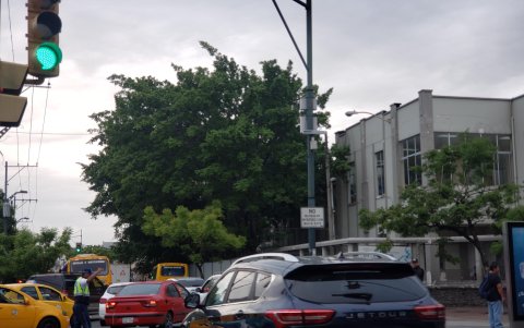 En el colegio fiscal Guayaquil, en el sur, las bocinas no dejaron de sonar.