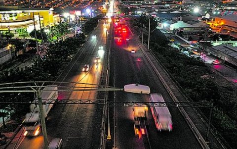 Vista aérea del tramo de la vía Perimetral con las luminarias dañadas.