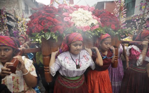 Un grupo de mujeres jóvenes participan en el festival de Flores y Palmas, dedicado a la Virgen de Concepción, este domingo en Panchimalco (El Salvador).