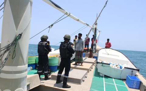 La guarda costera detiene a seis pescadores que se llegaron navegando en un barco iraní.