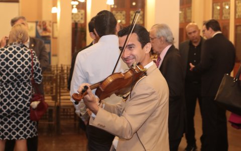 El ambiente estuvo matizado con el violín de Kevin Rivadeneira.