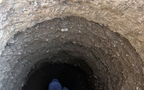 Un campesino perfora un pozo para captar agua