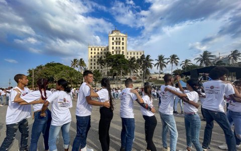 Jóvenes bailan en el malecón, en la Habana (Cuba)