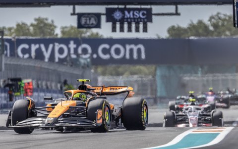 Norris en plena disputa con el campeón mundial Max Verstappen (Red Bull).