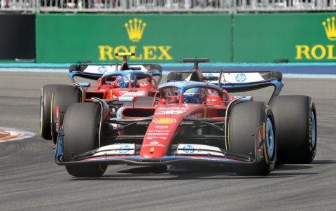 Charles Leclerc de Ferrari (frente) junto a Carlos Sainz Jr. (detrás) en el duelo por el cuarto y quinto puesto de Miami.