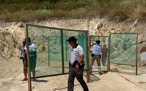 Tiro práctico se lo realizó en la Playa Rosada de Santa Elena.