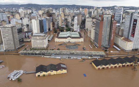 Foto aérea que muestra la zona del Mercado Público inundada este domingo, tras la crecida del lago Guaíba en la ciudad de Porto Alegre (Brasil).
