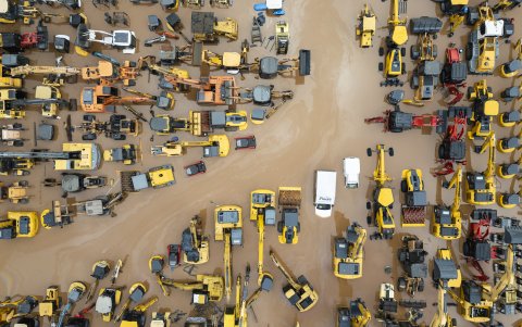 Foto aérea que muestra una zona con vehículos inundada este domingo, tras la crecida del lago Guaíba en la ciudad de Porto Alegre (Brasil).