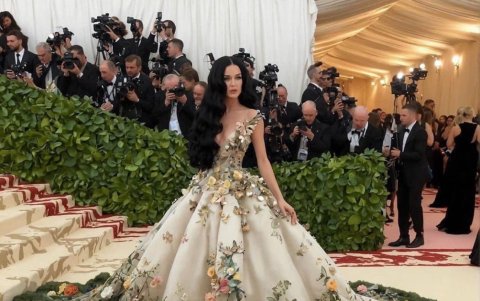Katy Perry y su vestido de Inteligencia Artificial.