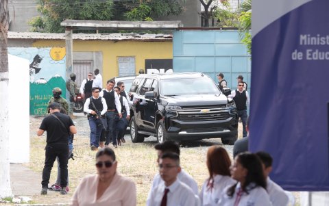 Control. Militares y policías vigilaron la unidad educativa Los Vergeles.