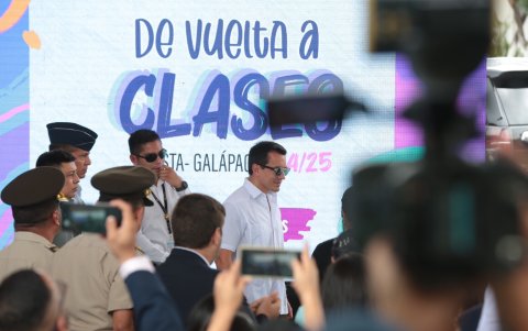 El presidente Daniel Noboa durante la inauguración de la jornada escolar, en Guayaquil.