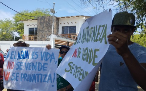 Habitantes de la comuna Olón protestan.