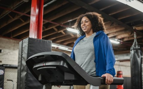 Unos dicen que entrenar en ayunas es lo más recomendable para perder peso y ganar forma física.