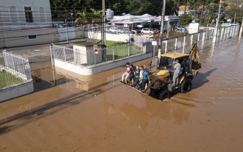 Inundaciones en los alrededores del asilo Padre Cacique, que recibe apoyo del ejército para transportar insumos a los 100 adultos mayores que atiende, en la ciudad de Porto Alegre (Brasil).