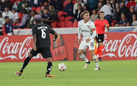 Ezequiel Piovi (d) es pieza clave en el medio campo de los universitarios.