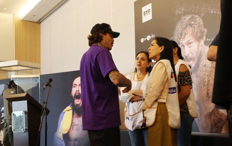 Marlon Vera conversa con las voluntarias de Fundación Ser Feliz