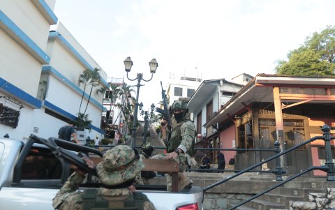 El lunes 6 de mayo acudieron policías y militares al barrio, en las escalinatas. Esto ocurrió luego de que se viralizó el video del asalto en el lugar.