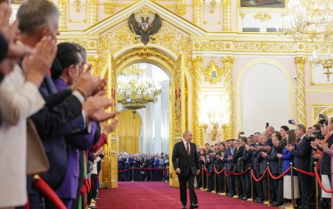 El presidente ruso, Vladimir Putin (centro), se encamina a la ceremonia de posesión de su quinto mandato al frente de Rusia.