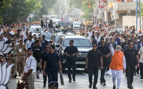 El Primer Ministro de la India, Narendra Modi, rodeado por sus guardias de seguridad, llega para emitir su voto en Ahmedabad, India occidental, el 07 de mayo de 2024.